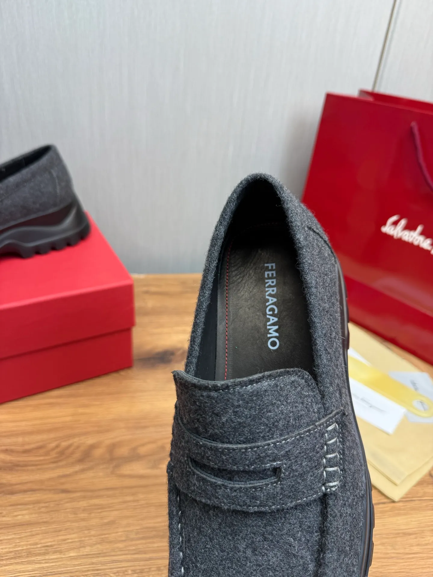 Men's shoes 💰880💰 Ferragamo. [Ferragamo] Men's Loaf leather shoes, the latest hot style, 1:1 original purchase quality, top quality, imported open-edge beaded cowhide leather on the upper, hand-made three-dimensional stitching highlights the round toe design, the inner feet are made of imported cowhide, with original wear-resistant rubber outsole, matching code 39-44, (38, 45 custom-made, non-refundable)